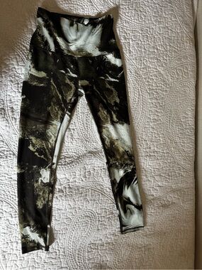 High-Waist Marble-Print Leggings - Black & Olive